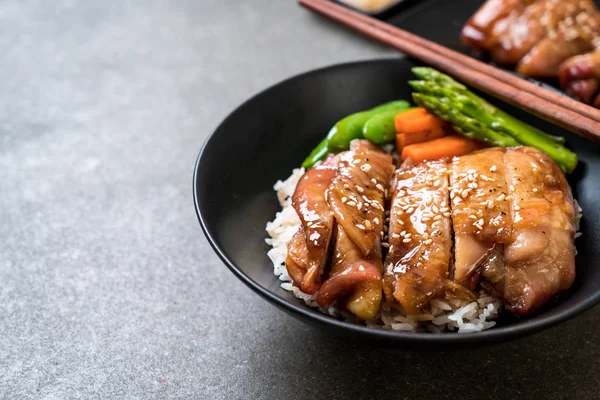 红烧鸡饭碗 亚洲风味 — 图库照片