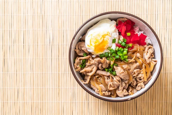 Yumurtalı domuz pirinci kasesi (Donburi) - Japon yemeği tarzı.