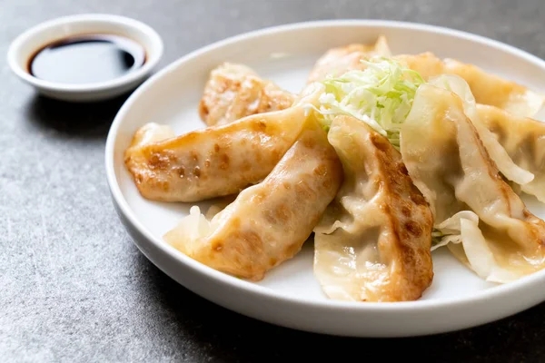 Japon gyoza 'sı ya da soya soslu hamur tatlısı.