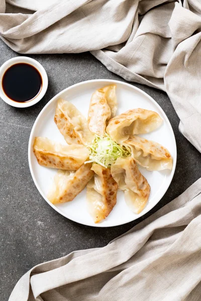 Japon gyoza 'sı ya da soya soslu hamur tatlısı.
