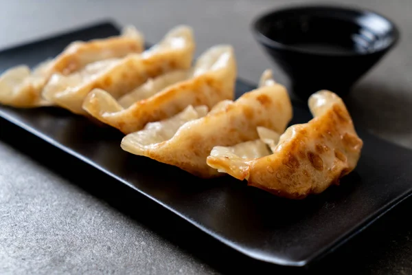 Japon gyoza 'sı ya da soya soslu hamur tatlısı.