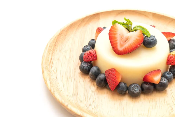 Budino Allo Yogurt Con Fragole Fresche Mirtilli Isolati Fondo Bianco — Foto Stock
