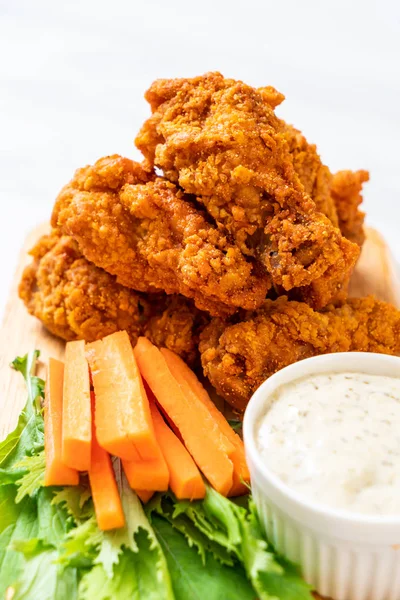 Sebzeli kızarmış tavuk kanadı.