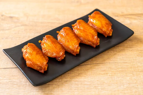 Barbekü tavuk kanadı sosu ile