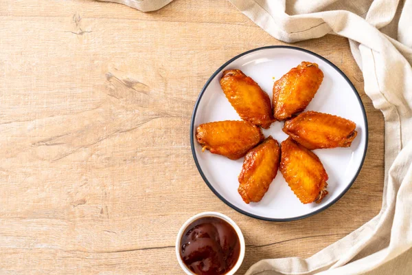 Barbekü tavuk kanadı sosu ile