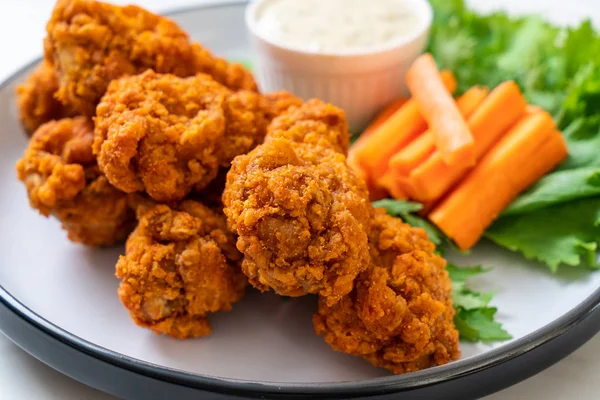 Sebzeli kızarmış tavuk kanadı.