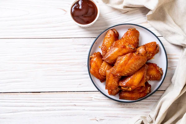 Barbekü tavuk kanadı sosu ile