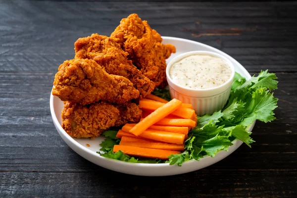 Sebzeli kızarmış tavuk kanadı.