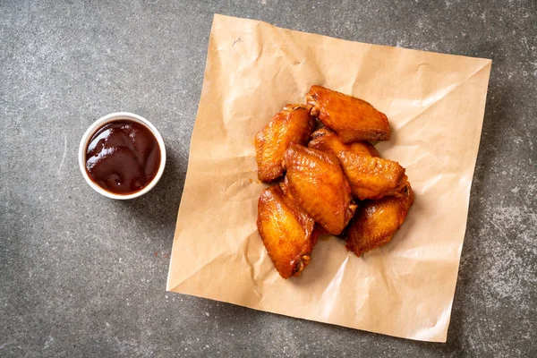 Barbekü tavuk kanadı sosu ile