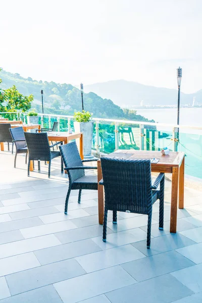 boş veranda sandalye ve masa deniz görünümü arka plan ile