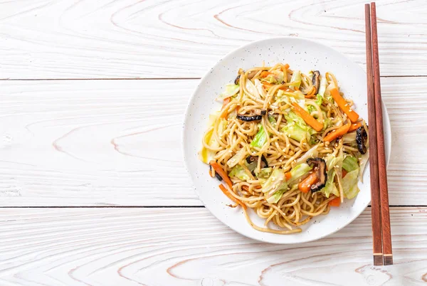tavada kızartılmış yakisoba noodle sebzeli - vegan ve vejetaryen yiyecekler