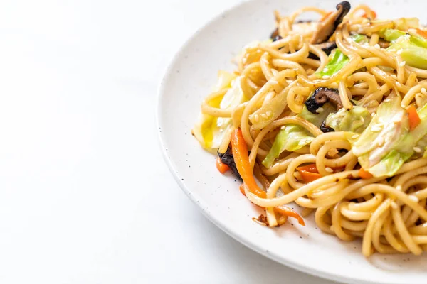 tavada kızartılmış yakisoba noodle sebzeli - vegan ve vejetaryen yiyecekler