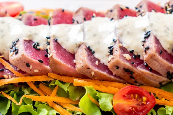 Sebze salatası ve soslu taze ton balığı. Sağlıklı yiyecek.