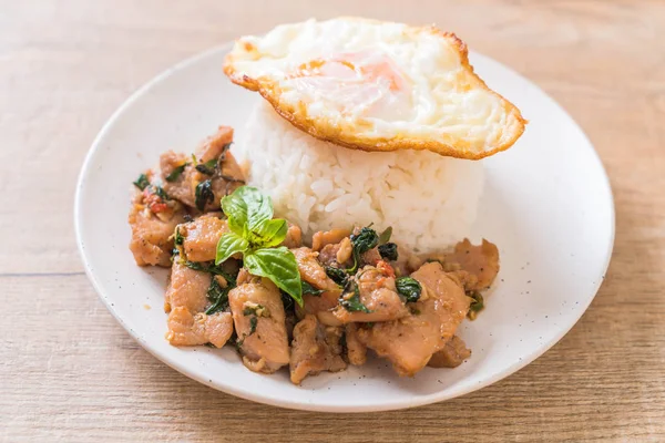 fesleğen pilav ve kızarmış yumurta - Tay geleneksel gıda tarzı ile tavada kızartılmış domuz eti