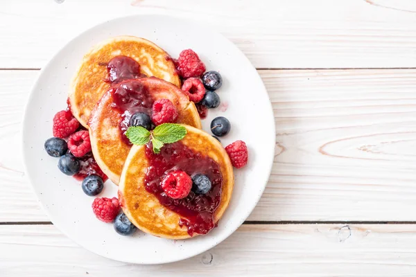 Taze ahududu ve yabanmersinli gözleme.