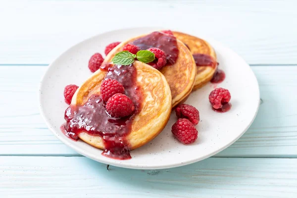 Crêpe Soufflée Aux Framboises Fraîches Sauce Aux Framboises — Photo