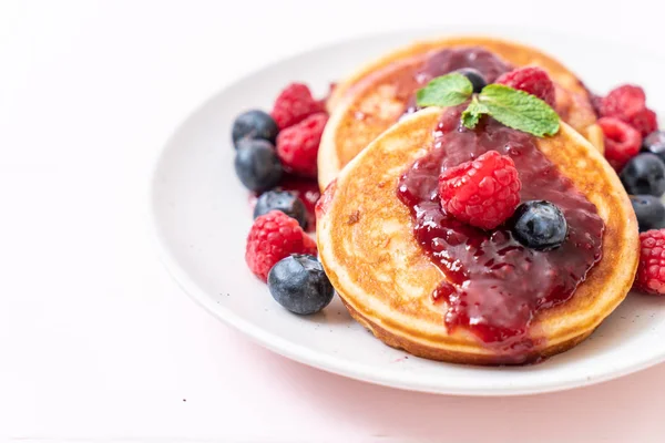 Panqueca Souffle Com Framboesas Frescas Mirtilos — Fotografia de Stock