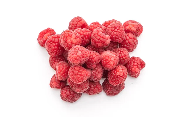 Beyaz arka planda izole edilmiş taze ahududu