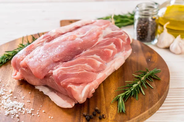 taze domuz ham filetosu ahşap tahta üzerinde