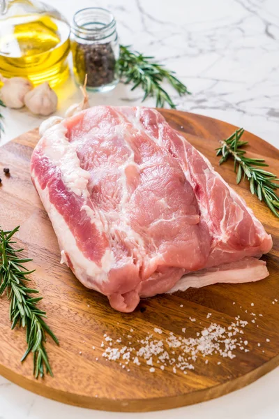 taze domuz ham filetosu ahşap tahta üzerinde