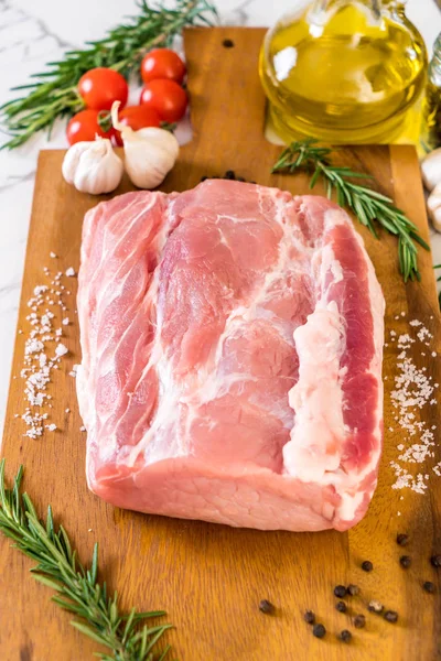 taze domuz ham filetosu ahşap tahta üzerinde