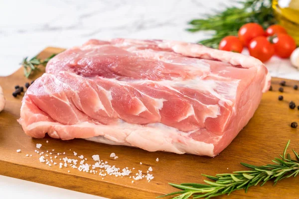 taze domuz ham filetosu ahşap tahta üzerinde