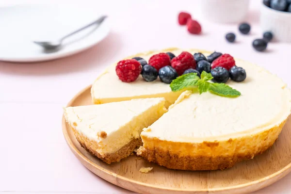 Σπιτικό Cheesecake Φρέσκα Σμέουρα Και Προσκοπίνες — Φωτογραφία Αρχείου