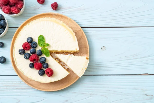Ev yapımı cheesecake taze ahududu ve yaban mersini ile