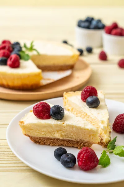 Tarta Queso Casera Con Frambuesas Frescas Arándanos —  Fotos de Stock