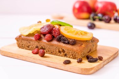 Meyveli kek ahşap arka plan üzerinde