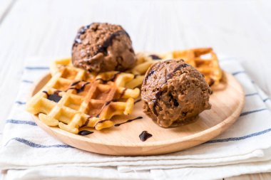 Çikolatalı dondurma waffle ve çikolata sosu ile
