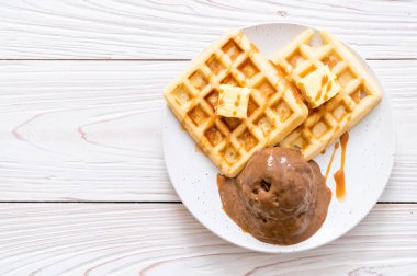 Çikolatalı dondurma waffle ve karamel sos ile