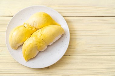 Ahşap zemin üzerinde taze Durian meyvesi