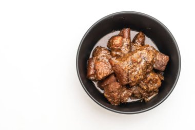 Beyaz arka plan üzerinde izole ot ile domuz eti güveç