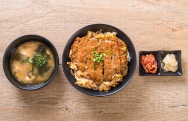 Kızarmış domuz pirzolası kasesi (Katsudon) - Japon yemek tarzı