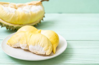 Ahşap zemin üzerinde taze Durian meyvesi