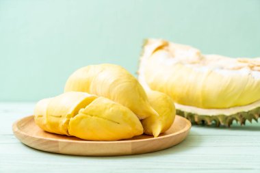 Ahşap zemin üzerinde taze Durian meyvesi