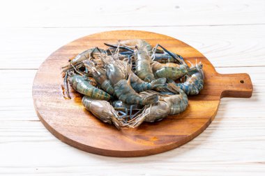 kesme tahtası üzerinde taze mavi karides