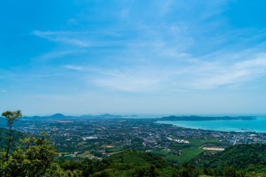 Phuket şehir manzarası ile deniz plaj ve mavi gökyüzü