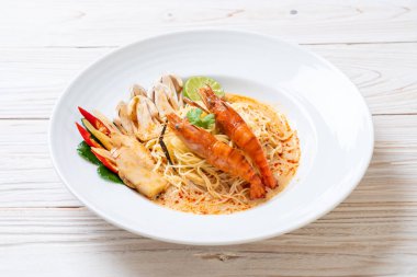 Baharatlı karides spagetti makarna (Tom Yum Goong) - İtalyan Füzyon gıda tarzı