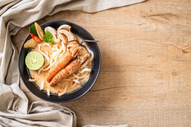 Baharatlı karides udon ramen noodle (Tom Yum Goong) - Japon füzyon gıda tarzı