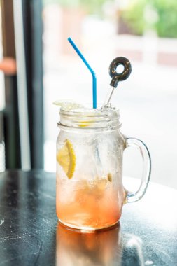 Ahududu ve limon soda kafede cam