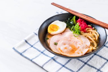 Baharatlı miso udon ramen noodle ile domuz eti - Japon gıda tarzı
