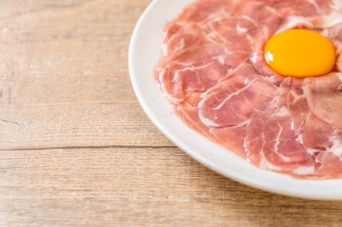 taze dilimlenmiş domuz ham yumurta pişirme veya shabu shabu ve sukiyaki yapma ile