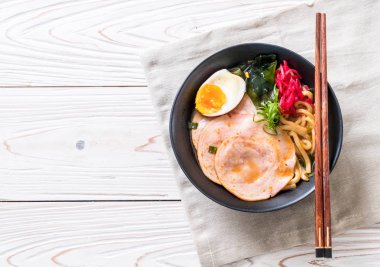 Baharatlı miso udon ramen noodle ile domuz eti - Japon gıda tarzı