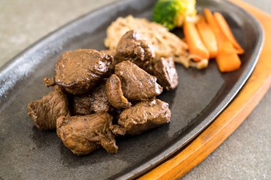 Masanın üzerine sebzeli dana biftek