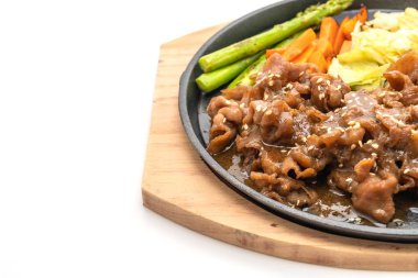 sıcak beyaz arka plan üzerinde izole plaka üzerinde domuz biftek dilimlenmiş