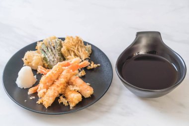 karides tempura (hırpalanmış kızarmış karides) sebze - Japon gıda tarzı
