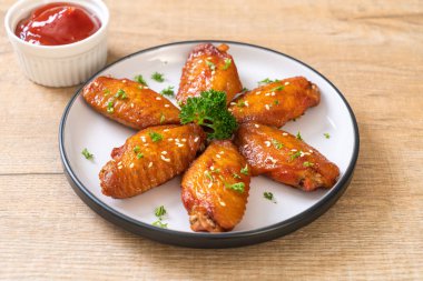 Beyaz susamlı ızgara tavuk kanadı.