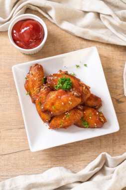 Beyaz susamlı ızgara tavuk kanadı.